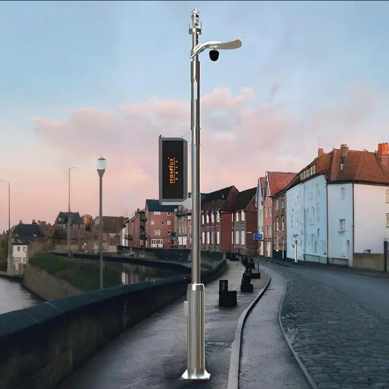 What is the working principle of a smart street light pole?