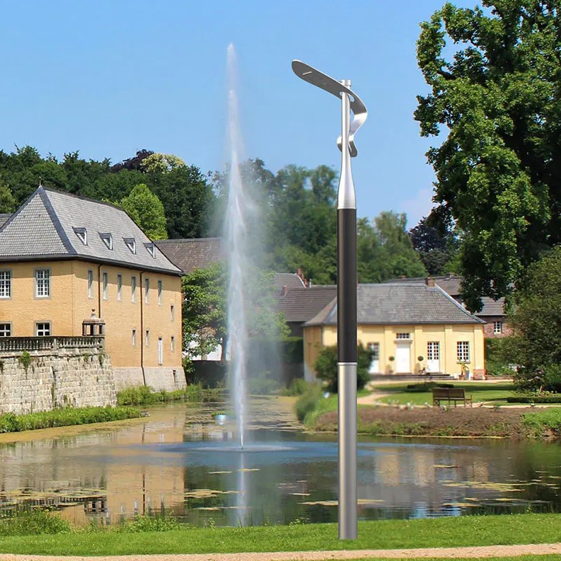 What are the differences between a solar light pole and a sodium lamp?